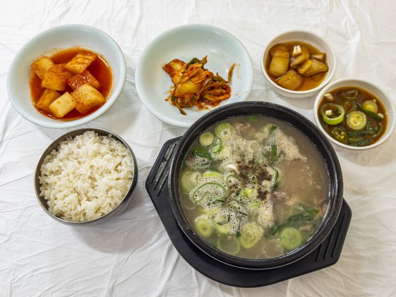 ‘70년소머리국밥’의 음식.