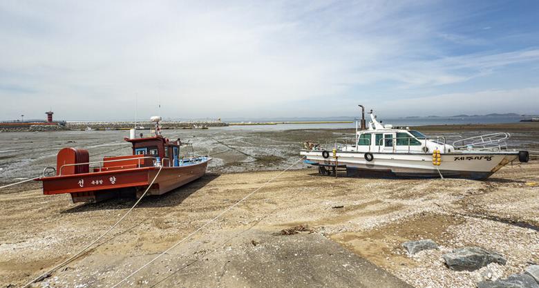 천수만을 끼고 있는 작은 항구 궁리항 풍경.