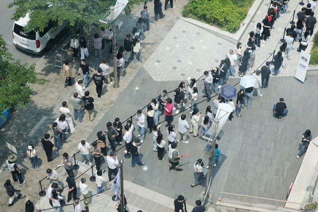 제21대 대통령선거 사전투표 둘째 날인 30일 서울 강남구 역삼1동주민센터에 마련된 사전투표소에서 유권자들이 투표를 위해 줄을 서 있다. 연합뉴스
