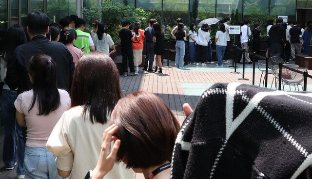 제21대 대통령 선거 사전투표 둘째 날인 30일 서울 강남구 대치2동주민센터에 마련된 사전투표소에서 유권자들이 투표를 위해 줄 서 있다. 기상청은 이날 낮 최고기온이 29도까지 오를 것으로 예보했다. 연합뉴스