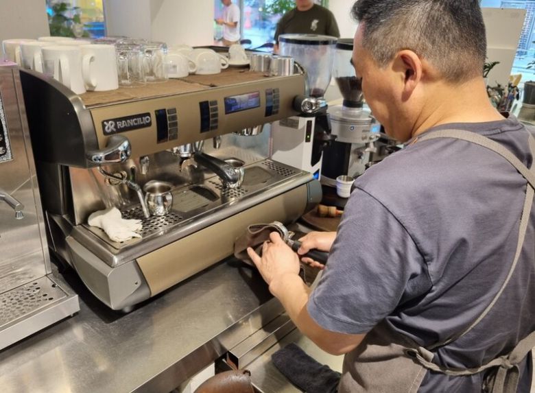 서울 성동구 한양대 먹자골목에서 커피점을 하는 김영전(52)씨가 28일 주문을 받고 커피를 내릴 준비를 하고 있다.