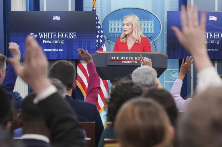 29일 미국 워싱턴 디시(D.C.) 백악관 제임스 브래디 브리핑룸에서 캐럴라인 레빗 백악관 대변인이 기자들과 질의응답을 하고 있다. 워싱턴/AP 연합뉴스