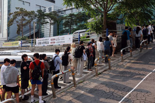 21대 대통령 선거 사전투표 둘째날인 30일 서울 서대문구 구 신촌동주민센터에 마련된 신촌동사전투표소에서 유권자들이 투표하기 위해 줄을 서고 있다. 연합뉴스