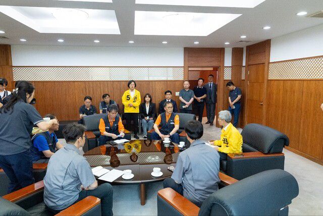 권영국 민주노동당 대통령 후보가 29일 오후 광주 광산구 금호타이어 광주공장을 찾아 사측과 노조와 이야기를 나누고 있다. 민주노동당 제공