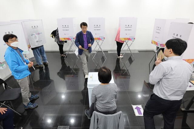 21대 대통령 선거 사전투표 첫날인 29일 오전 서울 강남구 역삼1동 주민센터에 마련된 사전투표소에서 유권자들이 투표하고 있다. 김태형 기자 xogud555@hani.co.kr