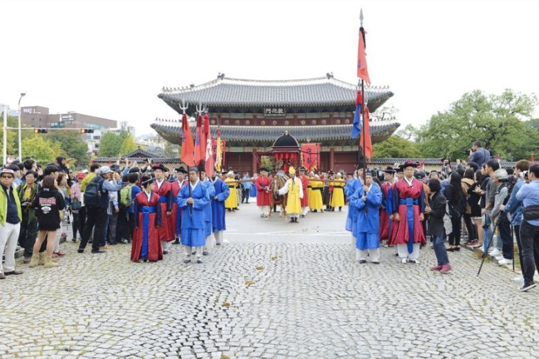 정조대왕이 화성 능행차를 위해 창덕궁에서 출궁하는 모습이 2017년 9월 재연되고 있다. 수원문화재단 제공