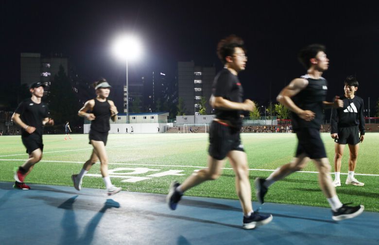늦은밤 운동장 트랙에서 달리기를 하는 러닝 크루. 박미향 기자