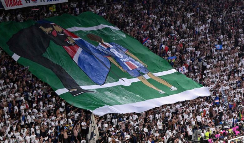 파리 생제르맹 팬들이 1일(한국시각) 열린 2024~2025 유럽축구연맹 챔피언스리그 결승전 뒤 그라운드에 깃발을 꽂는 루이스 엔리케 감독과 6년 전 숨진 그의 딸 사나를 그린 대형 천을 펼쳐 보이고 있다. 뮌헨/AFP 연합뉴스