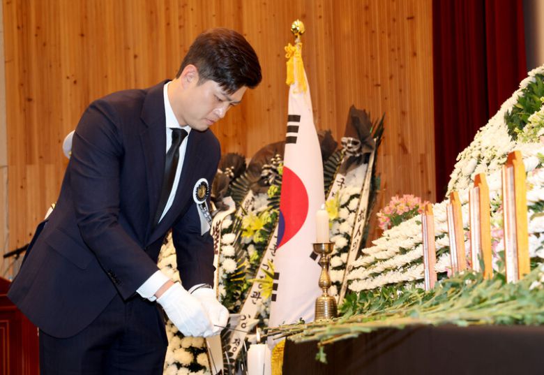 1일 경북 포항시 해군 항공사령부 강당에서 엄수된 ‘해군 P-3CK 917호기 순직자 영결식’에서 김용태 국민의힘 비상대책위원장이 분향하고 있다. 연합뉴스
