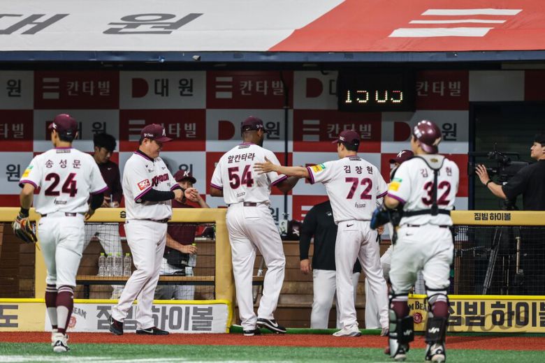 키움 알칸타라가 1일 서울 고척스카이돔에서 열린 2025 KBO리그 두산 베어스와 홈경기에서 투구를 마친 뒤 더그아웃에서 동료들의 축하를 받고 있다. 키움 히어로즈 제공