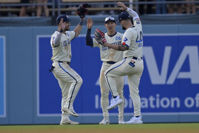 로스앤젤레스 다저스의 김혜성이 1일 미국 캘리포니아주 로스앤젤레스 다저스타디움에서 열린 2025 메이저리그(MLB) 정규시즌 양키스와 홈 경기에서 승리로 마무리한 뒤 동료들과 함께 축하하고 있다. 로스앤젤레스/로이터 연합뉴스