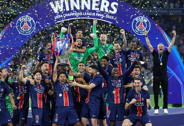 이강인 등 파리 생제르맹 선수들이 1일(한국시각) 독일 뮌헨의 알리안츠 아레나에서 열린 2024~2025 챔피언스리그에서 우승한 뒤 기뻐하고 있다. 뮌헨/로이터 연합뉴스