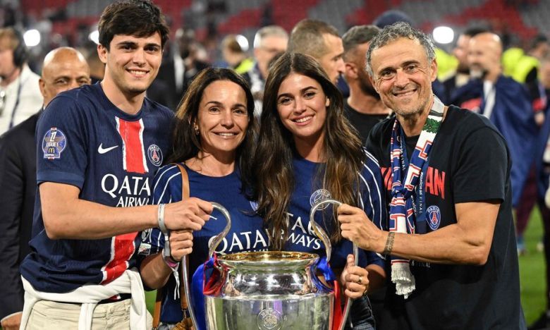 루이스 엔리케 감독이 부인 엘레나(왼쪽 둘째)와 아들, 큰딸과 함께 우승컵 앞에서 기념사진을 찍고 있다. 뮌헨/AFP 연합뉴스