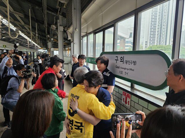 권영국 민주노동당 대통령 후보가 2일 오전 서울 광진구 구의역에서 스크린도어를 수리하다 열차에 치여 사망한 김군의 동료들을 안아주고 있다. 류석우 기자