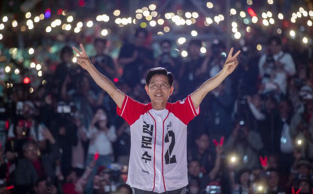 제21대 대통령 선거를 하루 앞둔 2일 김문수 국민의힘 대통령 후보가 서울광장에서 열린 마지막 총유세에서 손을 들어 인사하고 있다. 공동취재사진