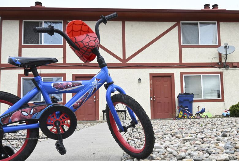 1일 콜로라도주 볼더카운티에서 방화를 벌인 무함마드 사브리 술라이만이 가족과 함께 거주하던 콜로라도 스프링스의 집 앞에 자전거와 장난감들이 놓여 있다. AP연합뉴스