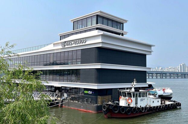 편의점 씨유(CU)가 한강버스 선착장에 라면 특화점 ‘라면 라이브러리’를 선보인다. 씨유 제공