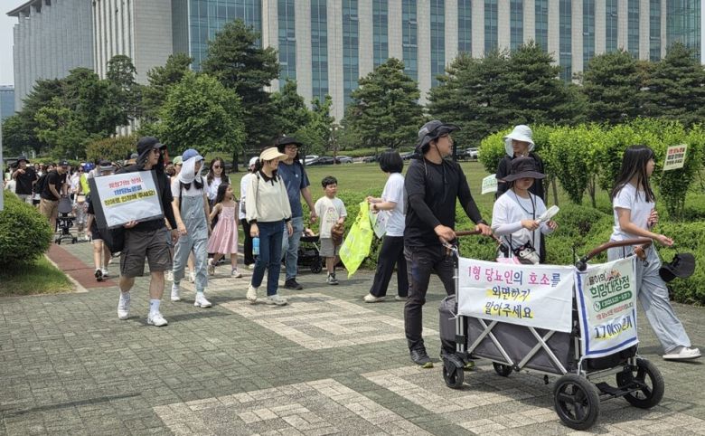 지난달 31일 ‘1형 당뇨 희망 걷기 대장정’ 마지막 날 서울 영등포구 샛강역 자매공원-여의도 국회의사당 구간 여정을 1형 당뇨 환아 율아와 아버지 박근용씨(오른쪽에서 2, 3번째), 한국 1형 당뇨병 환우회가 함께 걷는 모습. 한국 1형 당뇨병 환우회 제공.