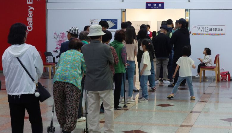 제21대 대통령 선거일인 3일 부산진구청에 마련된 부암 1동 제4투표소에서 유권자들이 투표하기 위해 길게 줄을 서 있다. 연합뉴스