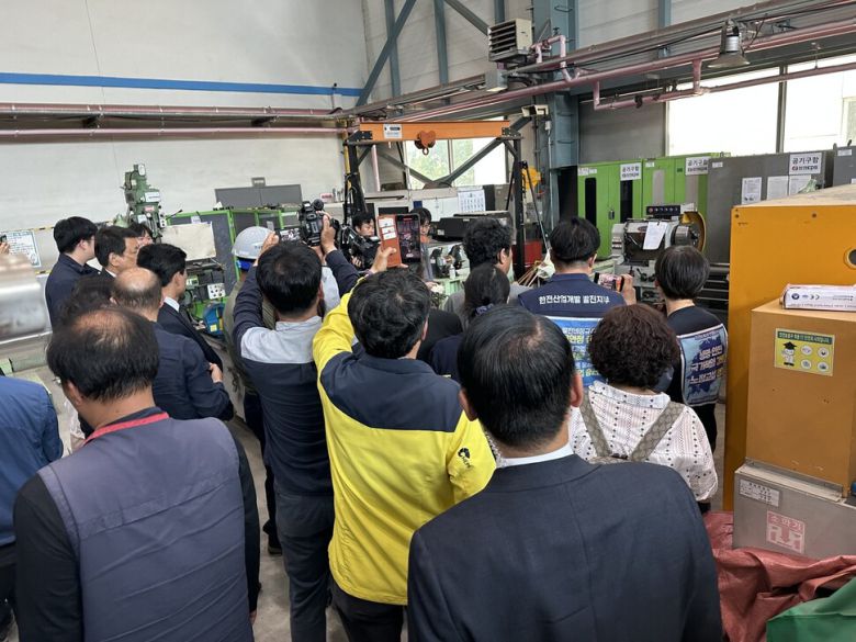 3일 오후 김충현씨 유족과 권영국 대선 후보 등이 태안화력발전소 종합정비동 사고 현장을 둘러보고 있다. 송인걸 기자