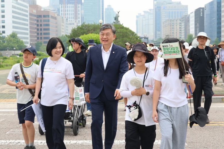 지난달 31일 ‘1형 당뇨 희망 걷기 대장정’ 마지막 날 서울 여의도 국회의사당에 도착한 1형 당뇨 환아 율아(오른쪽에서 2번째) 가족과 한국 1형 당뇨병 환우회(왼쪽에서 2번째가 김미영 환우회 대표)를 맞이한 더불어민주당 김윤 의원 모습. 한국 1형 당뇨병 환우회 제공.