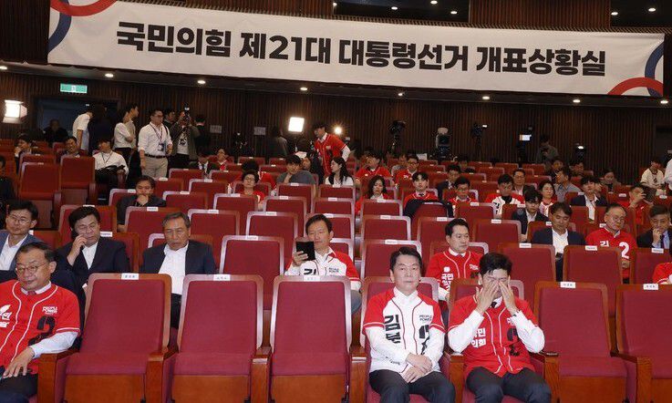 이정현(앞줄 왼쪽부터) 공동선대위원장, 안철수 공동선대위원장, 김용태 비상대책위원장 등 국민의힘 지도부, 의원 등이 9일 서울 여의도 국회 도서관에 마련된 국민의힘 개표 상황실에서 제21대 대통련 선거 방송3사 출구조사 결과를 지켜 본 뒤 자리를 지키고 있다. 공동취재사진