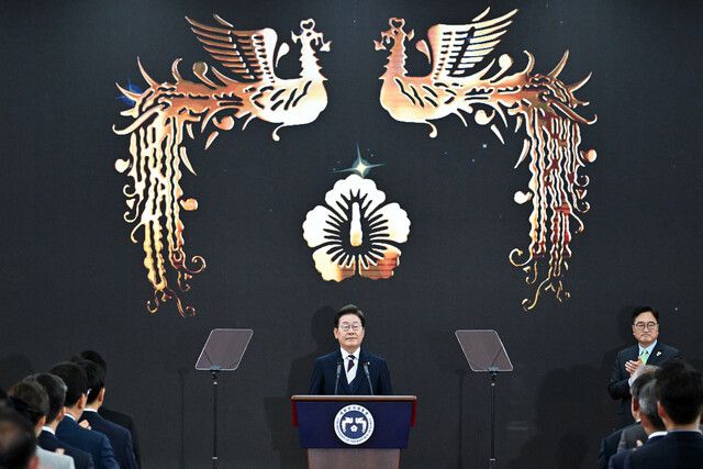 이재명 대통령이 4일 서울 여의도 국회에서 열린 제21대 대통령 취임 선서식에서 박수를 받고 있다. 국회사진기자단