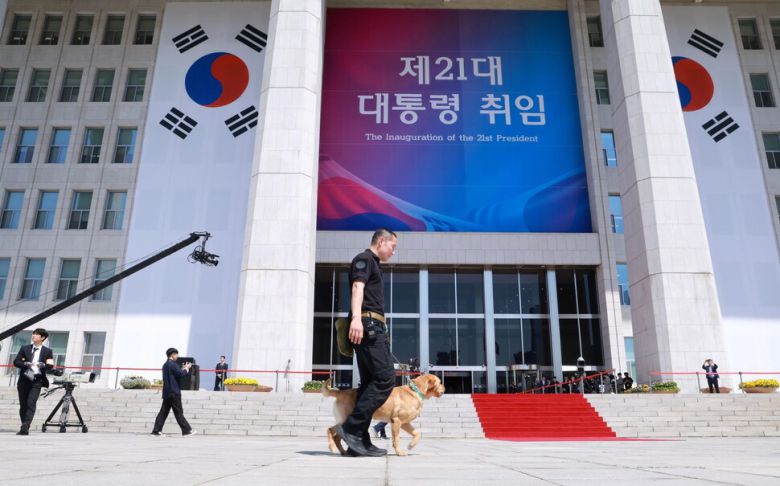 4일 이재명 대통령의 취임 행사가 열릴 국회 본청 주위에서 경찰특공대원이 경계 근무를 하고 있다. 국회사진기자단