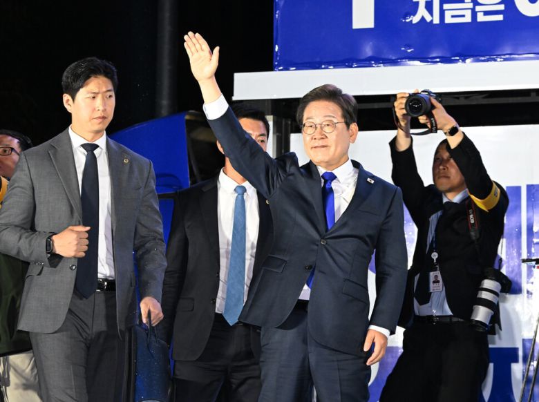 제21대 대통령 선거에서 당선된 이재명 대통령이 4일 서울 여의도 국회 인근에서 당 주최로 열린 국민개표방송 행사에 참석해 시민들을 향해 인사하고 있다. 연합뉴스