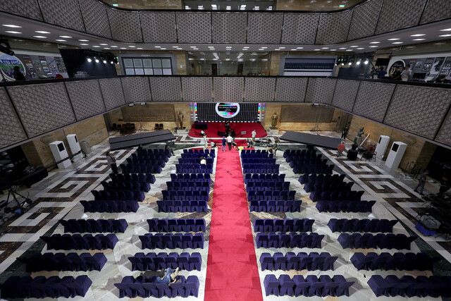 21대 대통령 선거일인 3일 서울 여의도 국회 본청 중앙홀에서 작업자들이 다음날 대통령 취임식을 준비하고 있다. 연합뉴스
