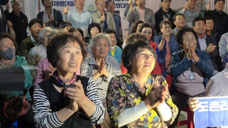 3일 저녁 8시 경북 안동시 예안면 도촌리 경로당에 모인 주민들이 21대 대통령 선거 지상파 방송 3사(MBC·KBS·SBS) 출구조사를 본 뒤 박수를 치며 기뻐하고 있다. 김규현 기자