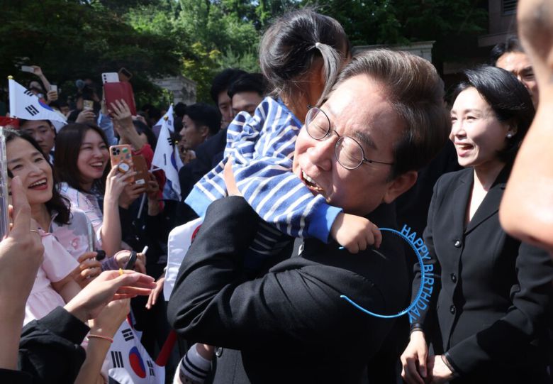 이재명 대통령이 4일 인천 계양구 사저에서 공식 일정을 위해 출발하며 한 어린이를 안아주고 있다. 연합뉴스