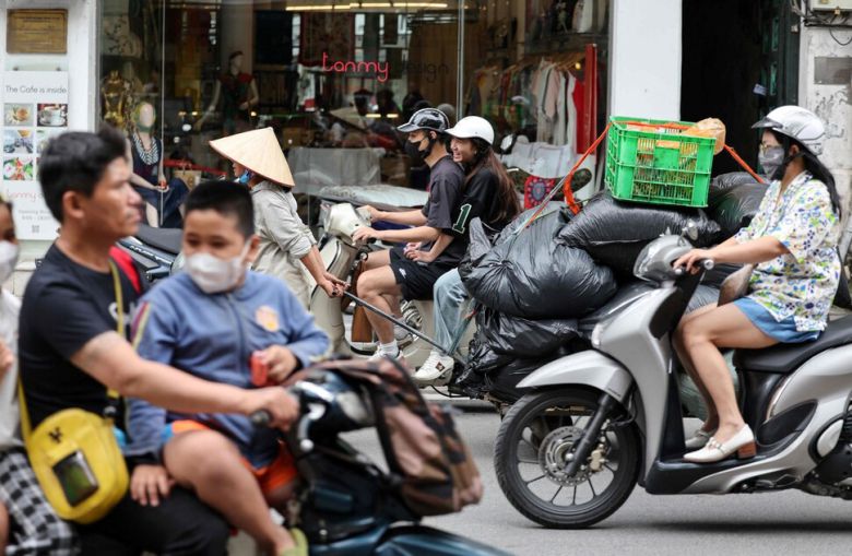 지난달 25일 베트남 하노이에서 사람들이 오토바이를 타고 이동하고 있다. 사진 AFP 연합뉴스