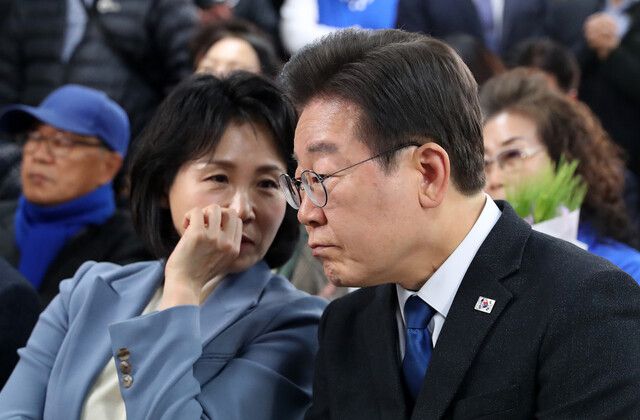 이재명 대통령 당선자(당시 더불어민주당 국회의원 후보)가 22대 총선 투표가 끝난 지난해 4월11일 오후 인천시 계양구 선거상황실에서 아내 김혜경씨의 이야기를 듣고 있다. 공동취재사진