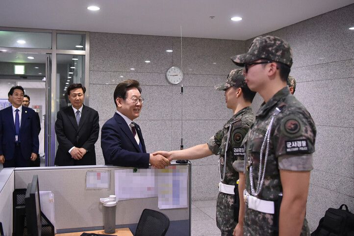 이재명 대통령이 4일 오후 합동참모본부를 찾아, 경계 근무하는 군사경찰 장병을 격려하고 있다. 국방부 제공