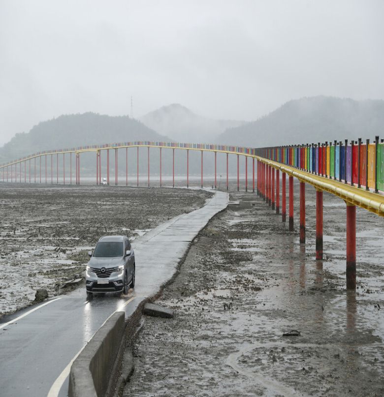 지난해 완공된 ‘우도 레인보우교’. 알록달록한 무지개색이 독특한 풍광을 연출한다. 과거 노둣길은 차량 전용 도로가 됐다. 박미향 기자
