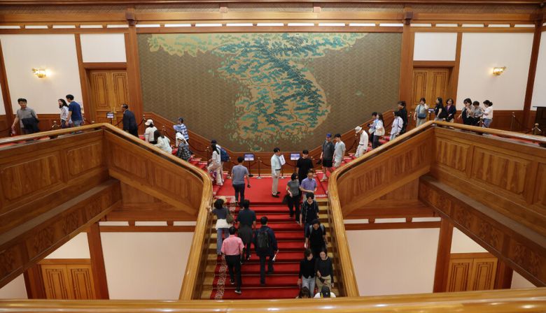 5일 오후 서울 종로구 청와대를 찾은 관람객들이 본관 내부를 둘러보고 있다. 신소영 기자 viator@hani.co.kr