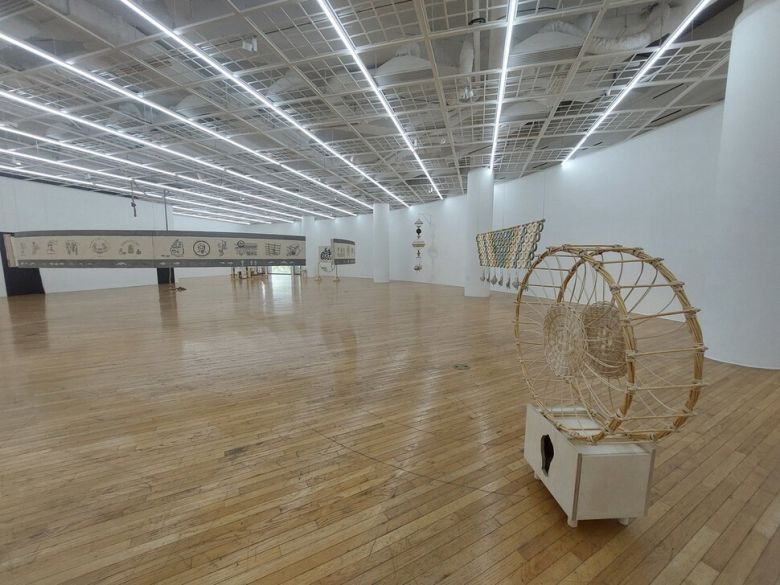 서울 아트선재센터 3층에 펼쳐진 소장 작가 홍영인씨의 설치 작품전 ‘다섯 극과 모놀로그’ 전시 광경. 노형석 기자