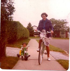 라오스 난민촌에서 태어나 캐나다에서 자란 작가 수반캄 탐마봉사(왼쪽)의 어린 시절. 작가의 공식 누리집