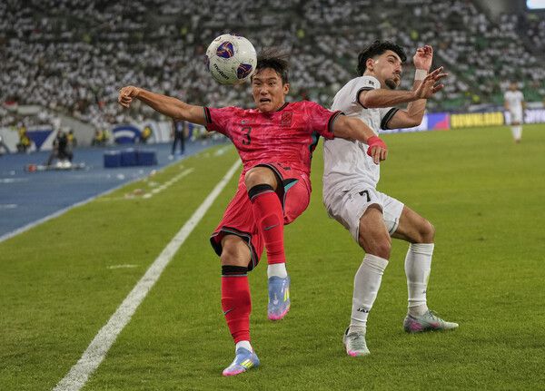 K리그 포항 스틸러스의 이태석이 6일(한국시각) 열린 2026 북중미 월드컵 아시아 3차 예선 B조 9차전에서 이라크 선수와 공을 다투고 있다. 바스라/AP 연합뉴스