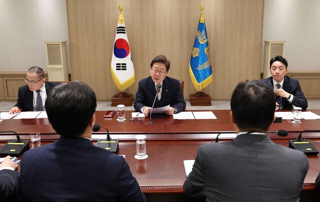 이재명 대통령이 4일 서울 용산구 대통령실에서 열린 1호 행정명령 비상경제점검 티에프(TF) 회의에 참석해 머리발언을 하고 있다. 대통령실사진기자단