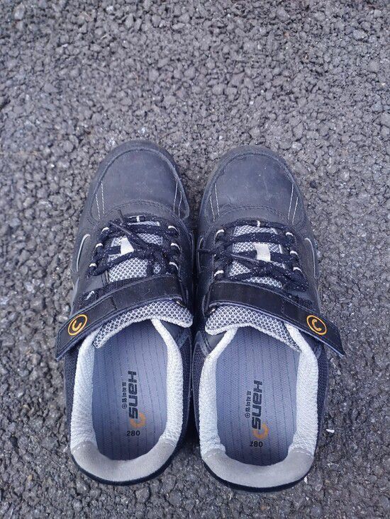 명훈씨의 안전화. 잭(무거운 것을 들어 올릴 때 쓰는 기구)에 발이 낄 수도 있고 무거운 것이 발에 떨어질 수 있으므로 앞코가 단단하고 두꺼운 안전화를 신어야 한다. 이명훈씨 제공