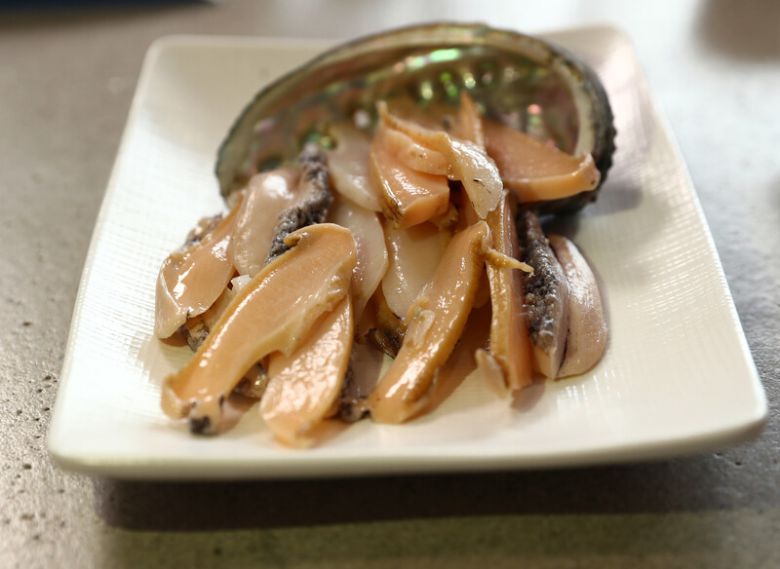 김미령씨가 제철 전복으로 만든 완도전복회. 박미향 기자