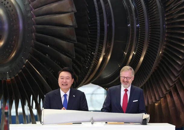 윤석열 전 대통령이 지난해 9월 체코 플젠 산업단지 내 두산스코다파워 공장에서 페트로 피알라 체코 총리와 함께 터빈 블레이드에 서명한 뒤 밝게 웃고 있다. 연합뉴스