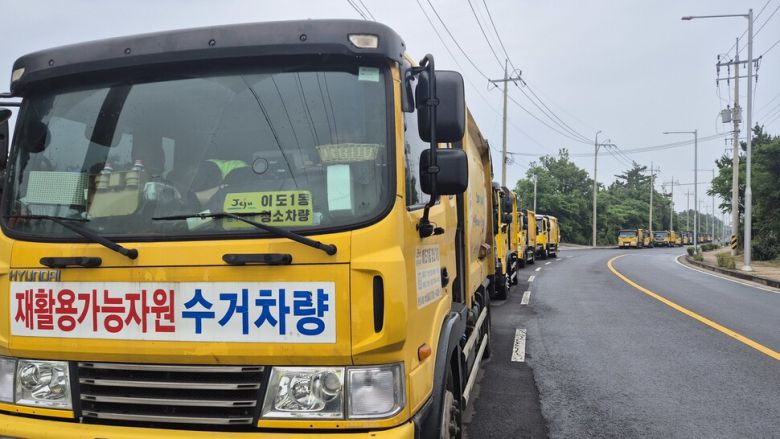 8일 제주시 구좌읍 동복리 제주환경자원순환센터 앞 도로에 쓰레기 수거 차량이 줄지어 서 있다. 서보미 기자
