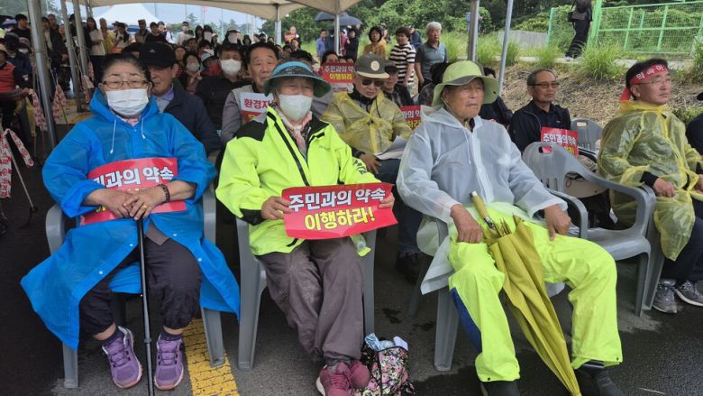 비가 오는 날씨에도 농성 천막을 지키고 있는 동복리 주민들. 서보미 기자