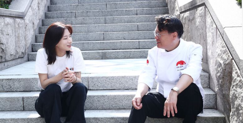 ‘제18회 이금기 요리대회’에서 우승한 대학생 민현빈씨(왼쪽)와 심사위원 여경래 셰프. 박미향 기자