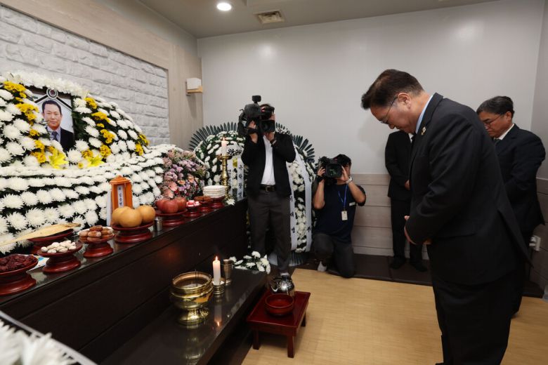 우원식 국회의장이 8일 낮 고 김충현씨의 빈소가 마련된 충남 태안군 태안읍 태안군보건의료원 상례원에서 조문하고 있다. 김태형 기자 xogud555@hani.co.kr