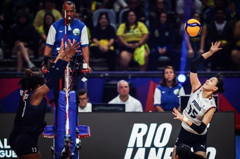 한국 여자 배구 대표팀 이선우가 9일 (한국시각) 브라질 리우데자네이루에서 열린 발리볼네이션스리그(VNL) 1주차 예선 2조 4차전에서 미국을 상대로 공격하고 있다. 국제배구연맹 제공