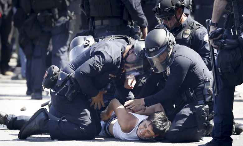 8일(현지시각) 미국 캘리포니아주 로스앤젤레스에서 에드워드 R. 로이벌 연방청사 인근에서 열린 시위 도중 한 시민이 경찰에 체포되고 있다. 로스앤젤레스/EPA 연합뉴스